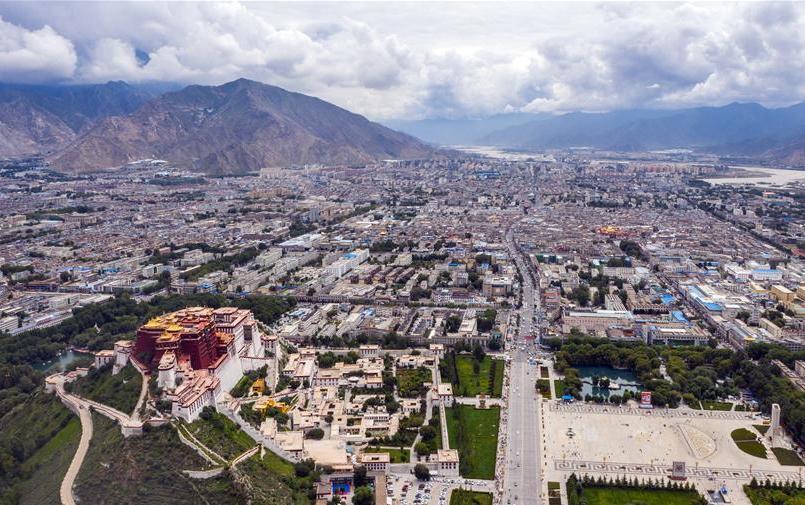 鳥(niǎo)瞰拉薩古城（8月10日無(wú)人機(jī)拍攝）。新華社記者 李鑫 攝.jpg