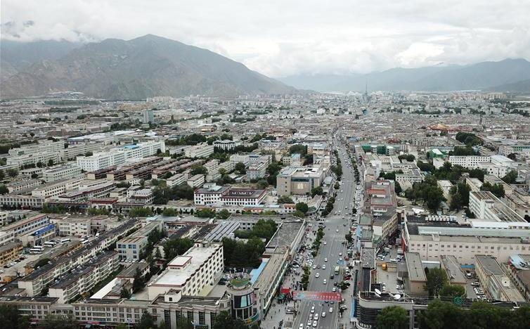 8月10日無人機(jī)拍攝的拉薩城市一景。新華社記者 王益亮 攝.jpg