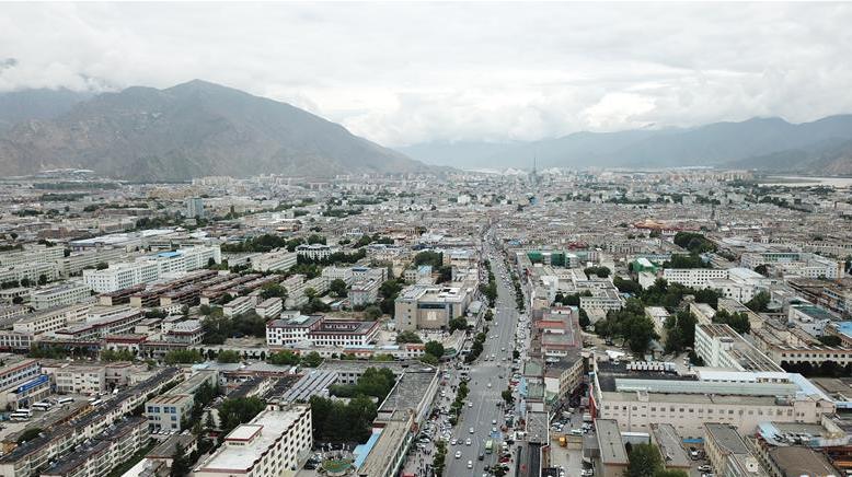 8月10日無人機拍攝的拉薩城市一景。新華社記者 王益亮 攝.jpg