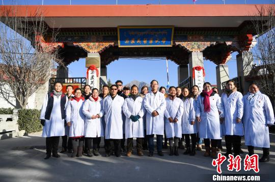 圖為該校師生在更名后的西藏藏醫(yī)藥大學(xué)校門前合影留念。　何蓬磊 攝