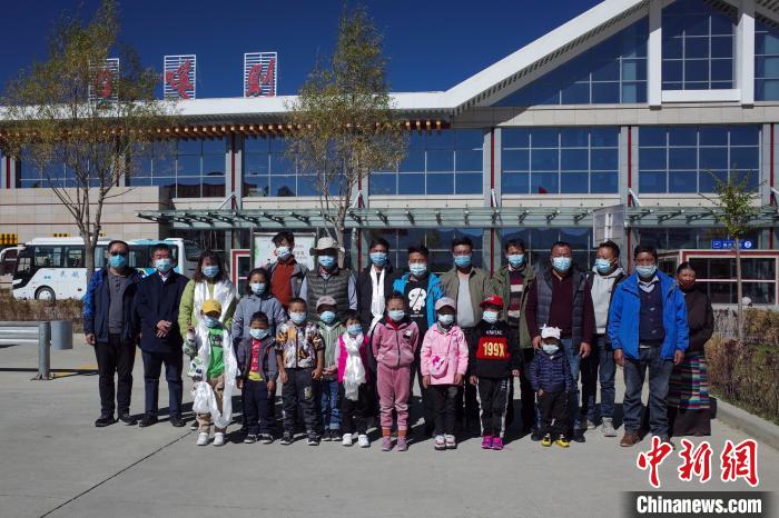 10位接受先心病治療的孩子及家長(zhǎng)、工作人員等在日喀則和平機(jī)場(chǎng)合影?！〗w波 攝