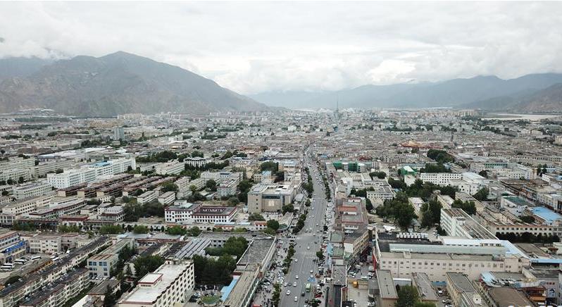 8月10日無人機拍攝的拉薩城市一景。新華社記者 王益亮 攝.jpg