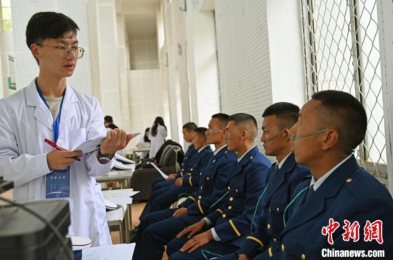 圖為研究團(tuán)隊(duì)成員登記消防員信息?！≮w朗 攝