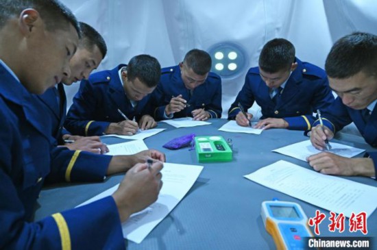 圖為消防員在高壓氧艙內(nèi)填寫問卷?！≮w朗 攝