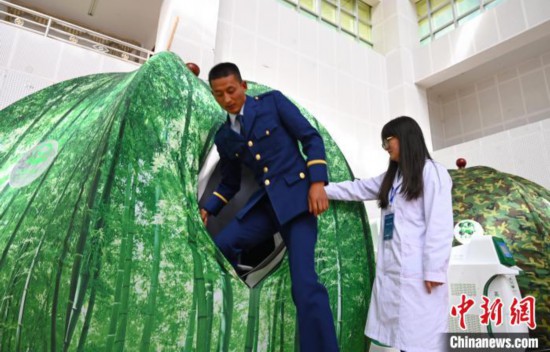 圖為參與完測試，消防員走出高壓氧倉?！≮w朗 攝