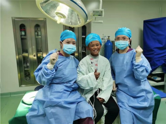 “點亮明眸”援藏斜視手術(shù)醫(yī)生楊英:穿上戰(zhàn)袍去戰(zhàn)斗