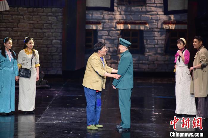 圖為西藏本土話劇《八廓街北院》演出現(xiàn)場(chǎng)。　劉瑤 攝