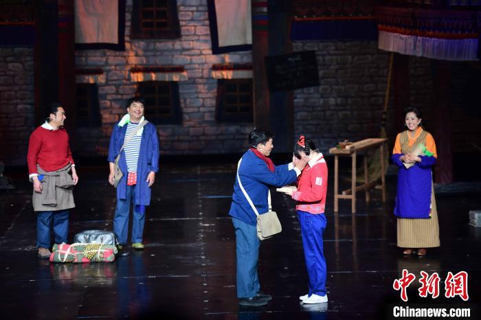 圖為西藏本土話劇《八廓街北院》演出現(xiàn)場(chǎng)?！∝暩聛?lái)松 攝