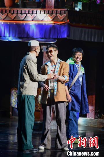 圖為西藏本土話劇《八廓街北院》演出現(xiàn)場(chǎng)?！∝暩聛?lái)松 攝