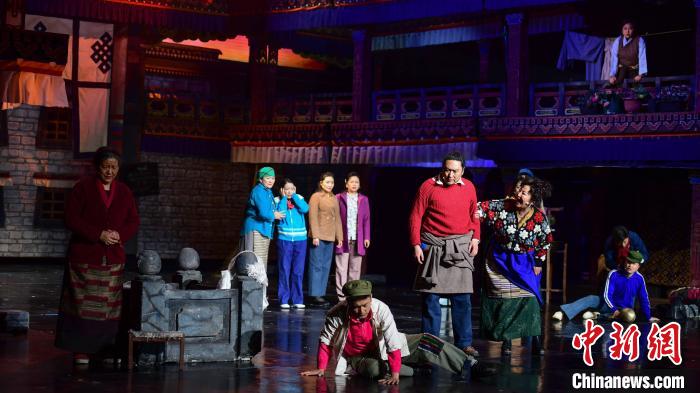 圖為西藏本土話劇《八廓街北院》演出現(xiàn)場(chǎng)?！∝暩聛?lái)松 攝