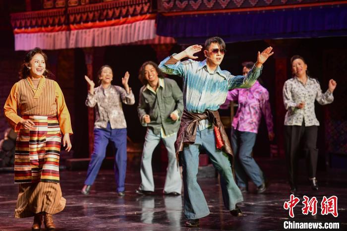 圖為西藏本土話劇《八廓街北院》演出現(xiàn)場(chǎng)?！?攝