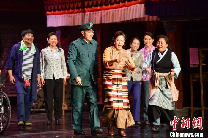 圖為西藏本土話劇《八廓街北院》演出現(xiàn)場(chǎng)?！∝暩聛?lái)松 攝