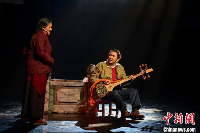 圖為西藏本土話劇《八廓街北院》演出現(xiàn)場(chǎng)?！∝暩聛?lái)松 攝