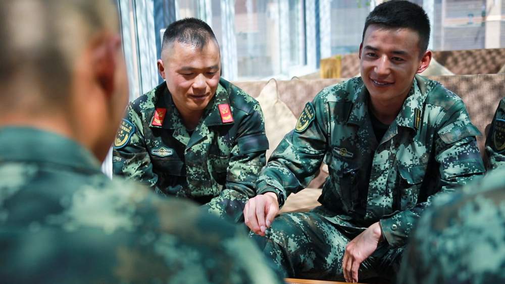 官兵正在陽光棚內(nèi)優(yōu)雅的環(huán)境中下象棋。