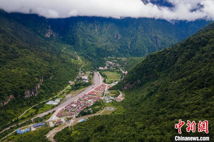 西藏山南勒布溝風光?！〗w波 攝