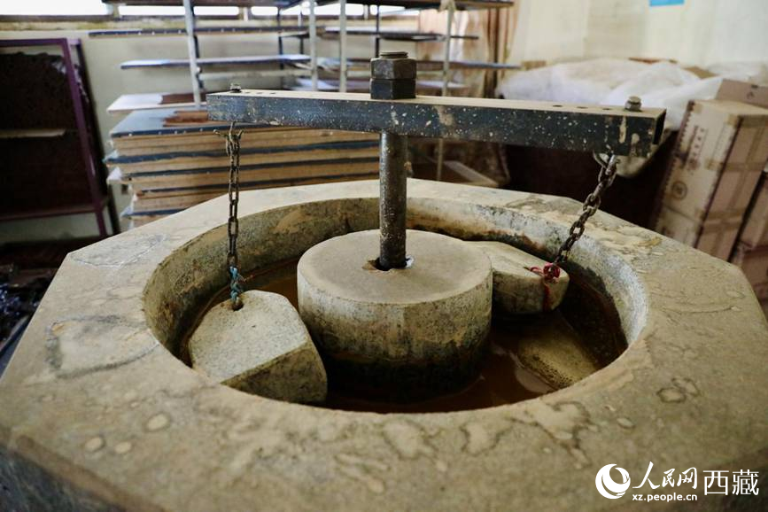 制作藏香的原料用石頭混合研磨。人民網(wǎng)記者 次仁羅布攝