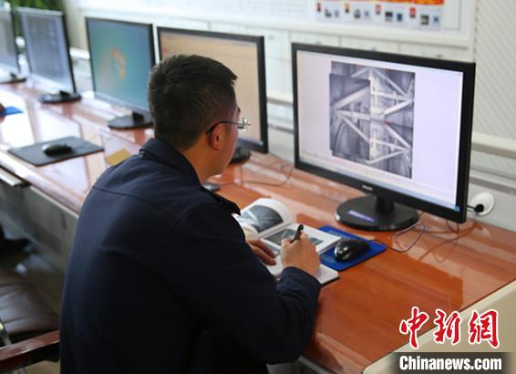 青藏鐵路上的“放射科醫(yī)生”:絕不放過(guò)一處疑點(diǎn)