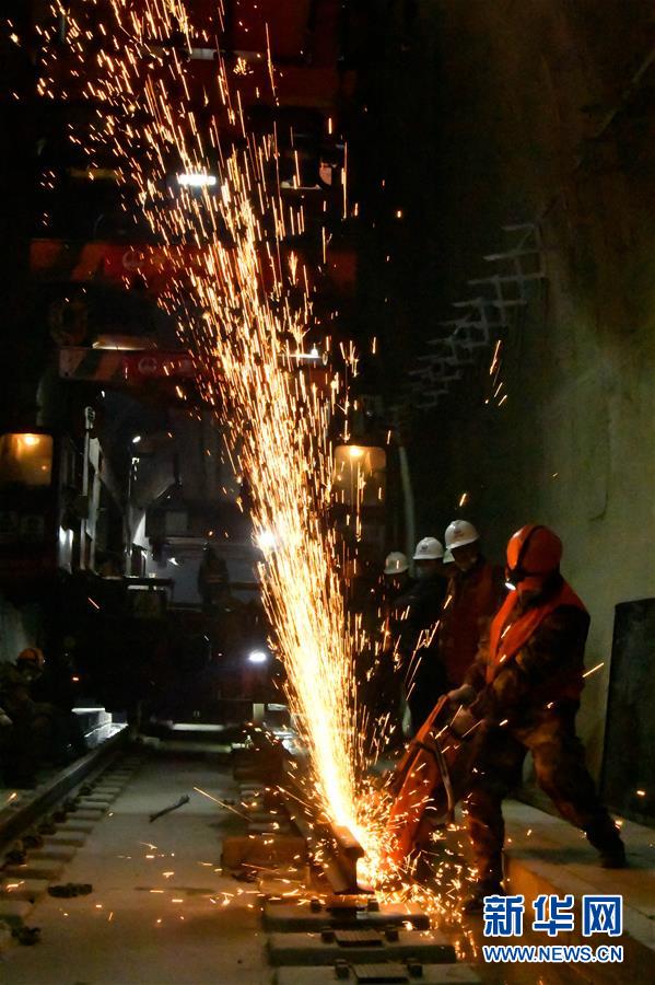 (圖文互動)(2)格庫鐵路最長隧道阿爾金山隧道完成鋪軌