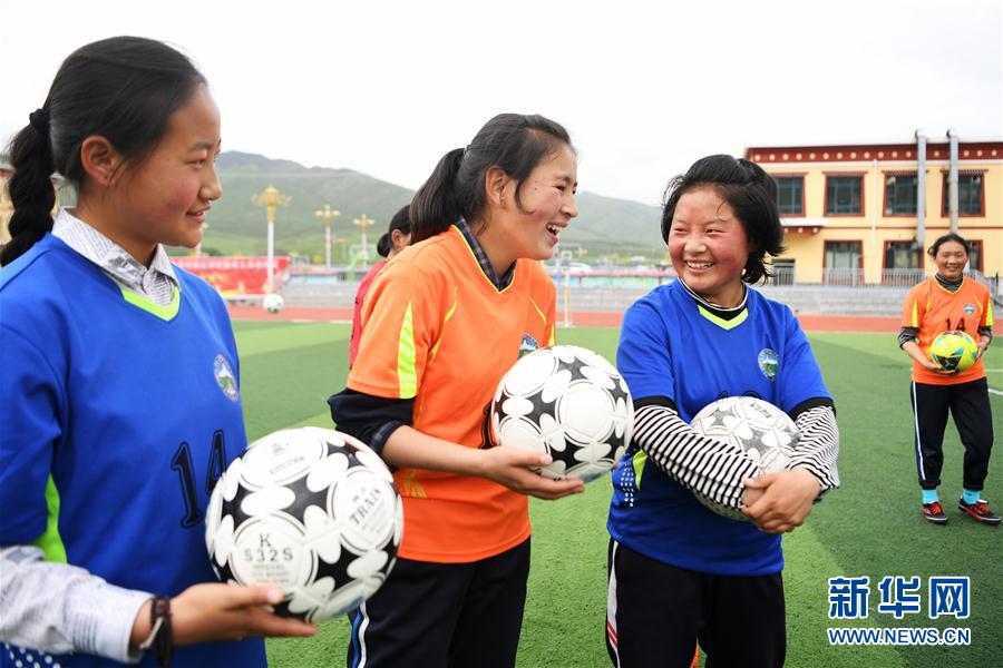 （體育·專(zhuān)題）（12）足球——踢球吧！草原女孩