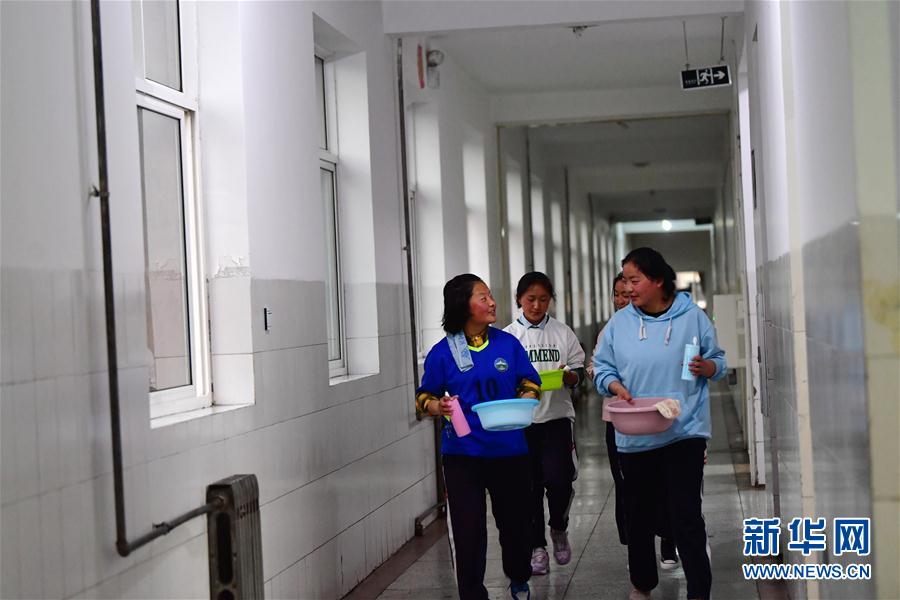 （體育·專(zhuān)題）（23）足球——踢球吧！草原女孩