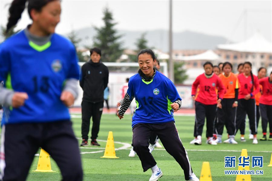 （體育·專(zhuān)題）（14）足球——踢球吧！草原女孩