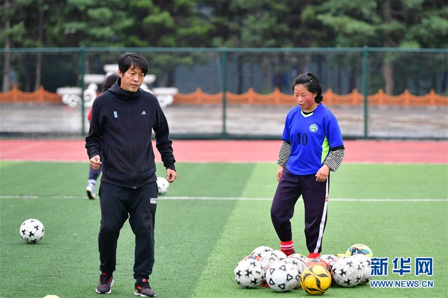 （體育·專(zhuān)題）（17）足球——踢球吧！草原女孩