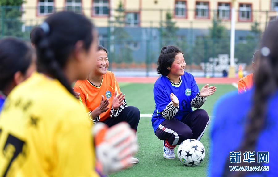 （體育·專(zhuān)題）（15）足球——踢球吧！草原女孩