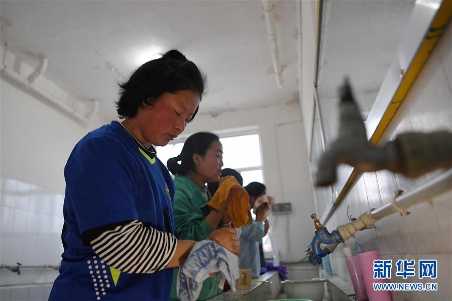 （體育·專(zhuān)題）（25）足球——踢球吧！草原女孩