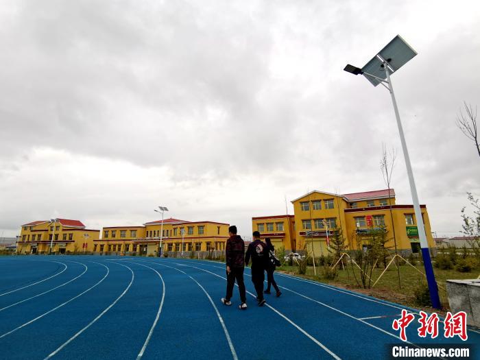 青海草原上的新村落：扶貧政策“照”在我的家，“暖”著我的心