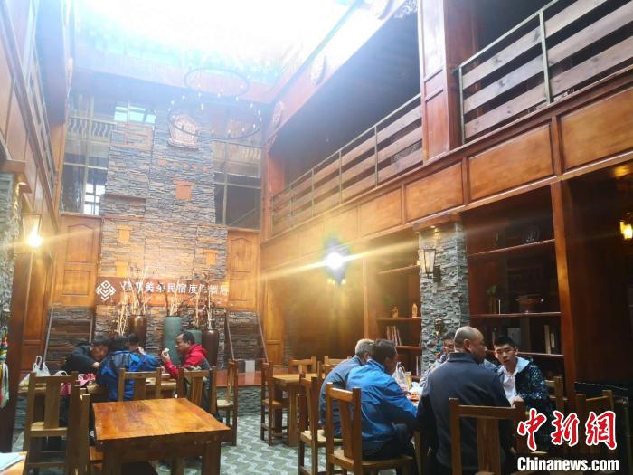 圖為扎尕那的藏式民宿酒店中，游客正在用餐?！∈缝o靜 攝
