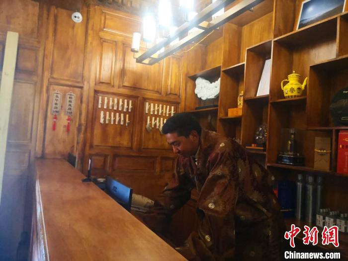 圖為桑杰才讓用電腦處理財務(wù)。　史靜靜 攝