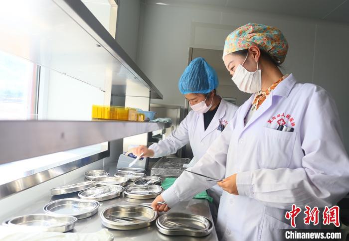 7月下旬，夏河縣人民醫(yī)院醫(yī)生進(jìn)行手術(shù)用具的消毒清潔?！「哒?攝