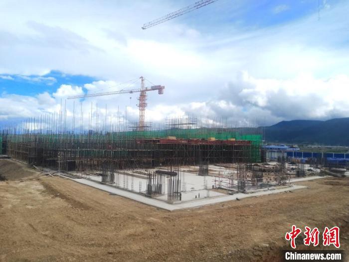 圖為香格里拉站實現(xiàn)封頂。中國鐵路昆明局集團(tuán)供圖