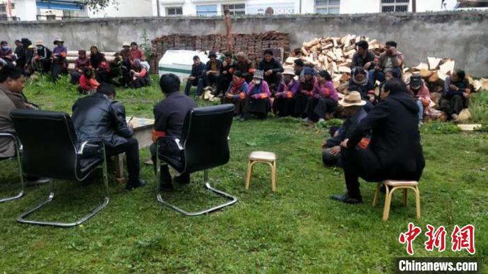 村民接受防火常識(shí)教育。若爾蓋縣林業(yè)和草原局供圖