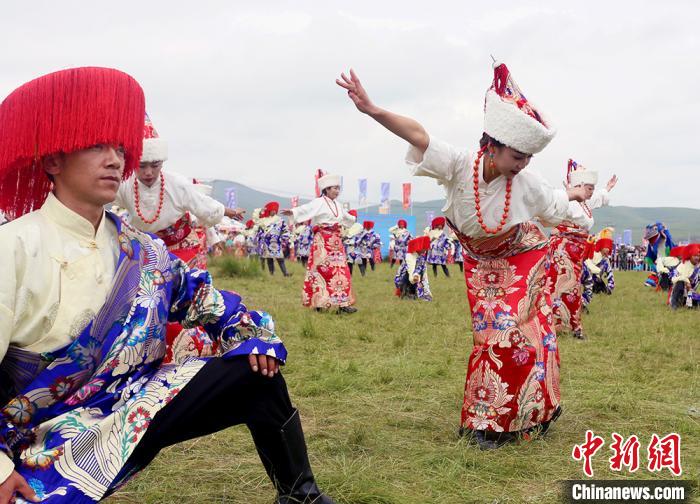 當(dāng)?shù)孛癖姎g慶香浪節(jié)。　高展 攝