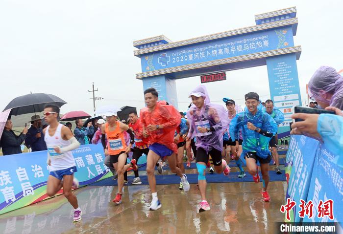 8月23日，拉卜楞高原半程馬拉松在甘加秘境景區(qū)鳴槍開跑?！「哒?攝