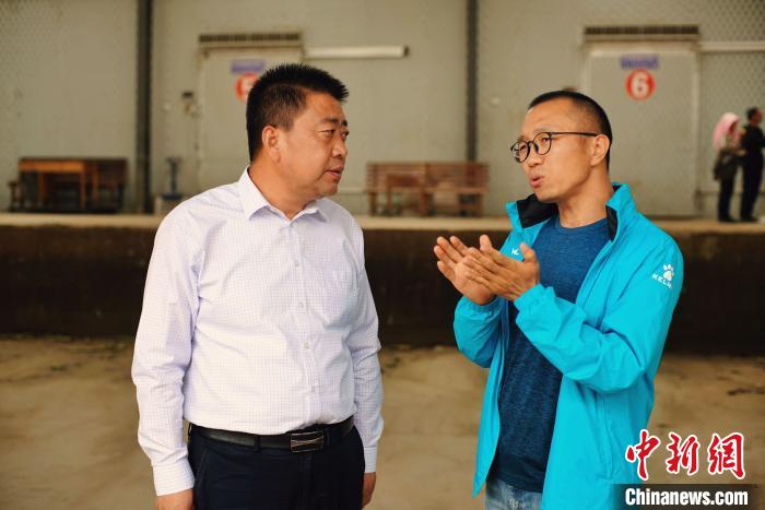 天?？h委書記李鵬(左)接受自媒體“碼頭青年”主編林飛(右)采訪?！￡I道華 攝