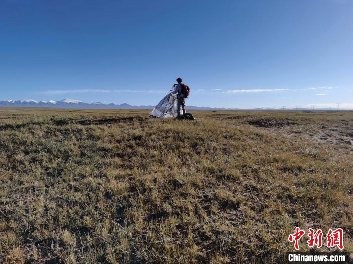 圖為索南達(dá)杰保護(hù)站保護(hù)隊(duì)員在可可西里找到露營的葉某。　鄧海平 攝