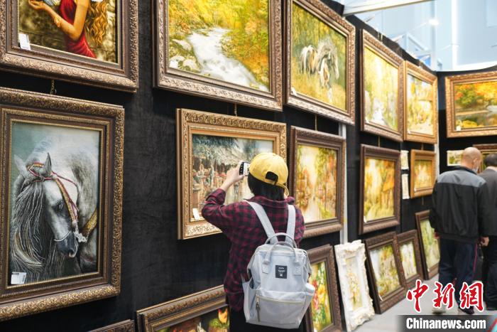 國內(nèi)外精品藏毯亮相青海生態(tài)(產(chǎn)業(yè))博覽會(huì)暨藏毯展眾多客商前來咨詢