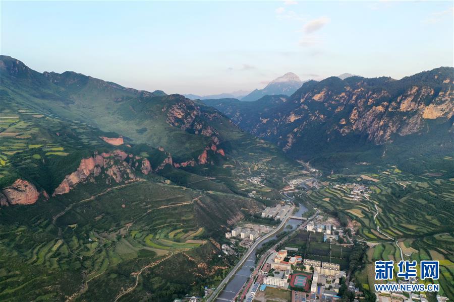 (走向我們的小康生活)(5)飛閱九色甘南香巴拉