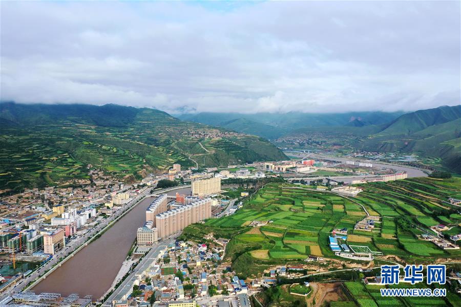 (走向我們的小康生活)(6)飛閱九色甘南香巴拉