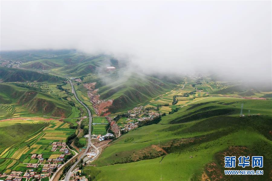 (走向我們的小康生活)(8)飛閱九色甘南香巴拉
