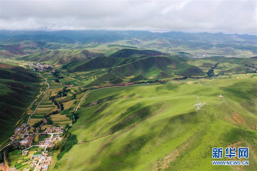 (走向我們的小康生活)(9)飛閱九色甘南香巴拉