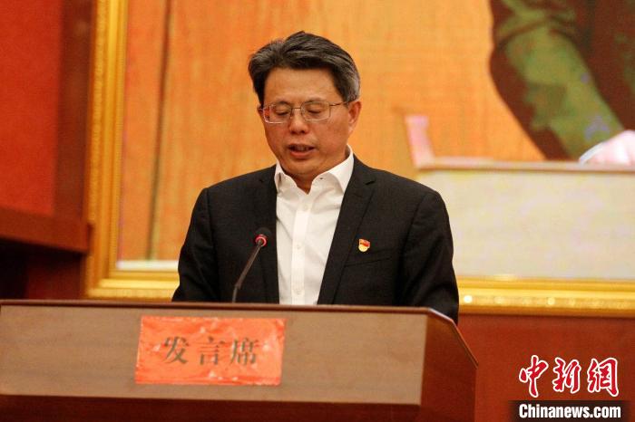 圖為果洛州委常委、副州長、上海市援青聯(lián)絡(luò)組組長馮志勇總結(jié)對口支援十年工作?！」逯菸麄鞑抗﹫D 攝