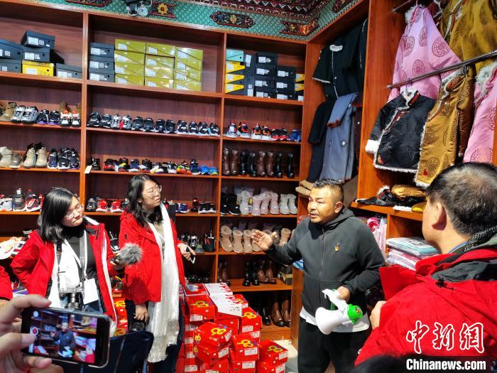 圖為中外媒體在玉樹州玉樹市甘達村采訪?！?zhí)砀?攝