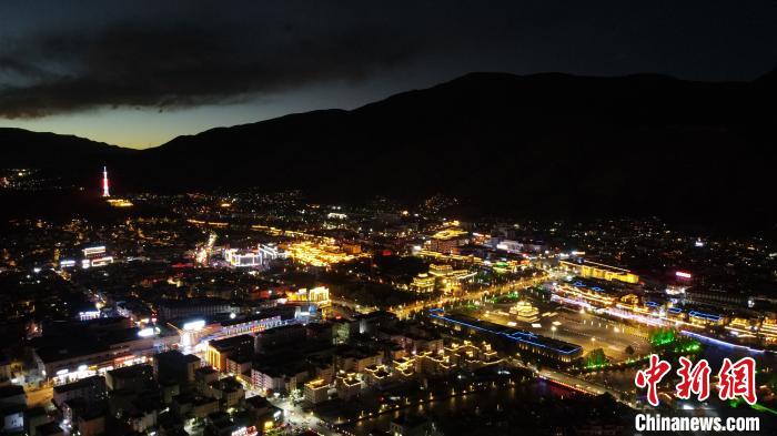 圖為玉樹市城市建設?！√K丹 攝