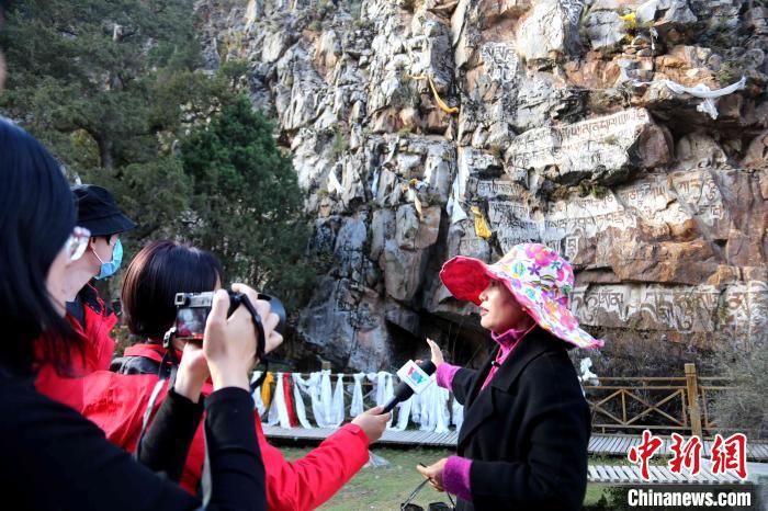 圖為中外媒體在玉樹州玉樹市采訪文旅融合情況?！?zhí)砀?攝