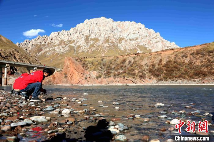 圖為中外記者在雜多縣境內(nèi)的瀾滄江干流采訪當?shù)厣鷳B(tài)保護情況?！?zhí)砀?攝