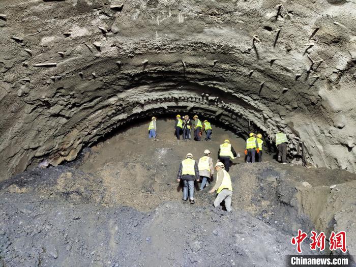 圖為久馬高速查針梁子隧道施工現(xiàn)場?！⊥貔i 攝