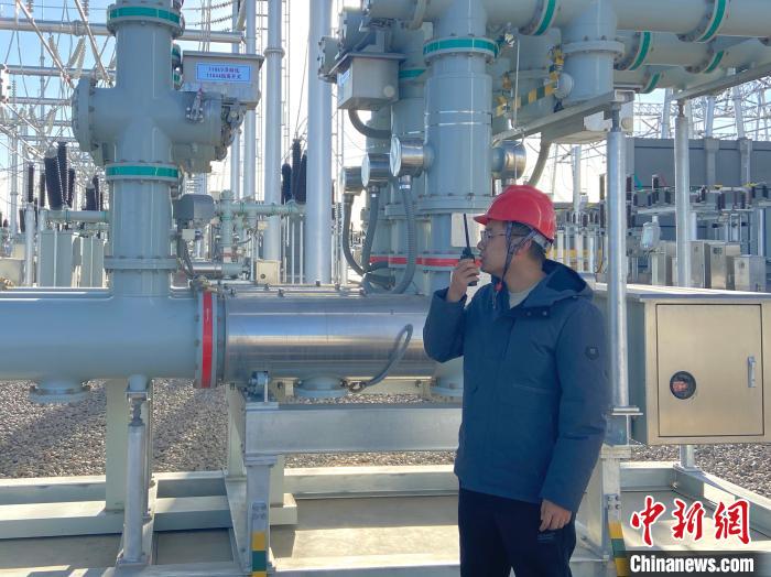 圖為國網(wǎng)青海檢修公司專業(yè)人員在沙柳變電站驗收設備。　唐胥 攝